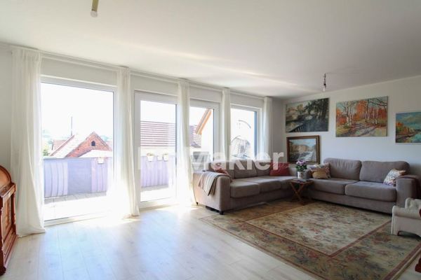 Appartamento al piano in ottime condizioni con balcone, 2 posti auto coperti e pompa di calore – comfort abitativo a Goldbach