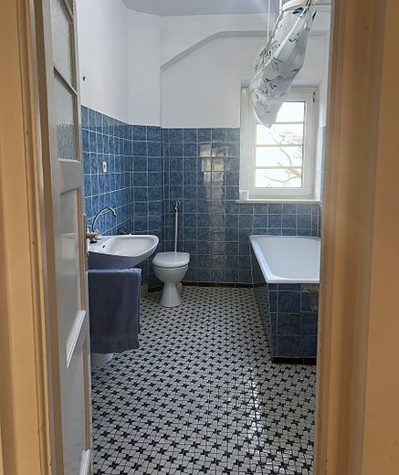 2,5-Zimmer-Altbauwohnung mit Balkon in Untergiesing, Denkmalschutz – Bad -> Hof