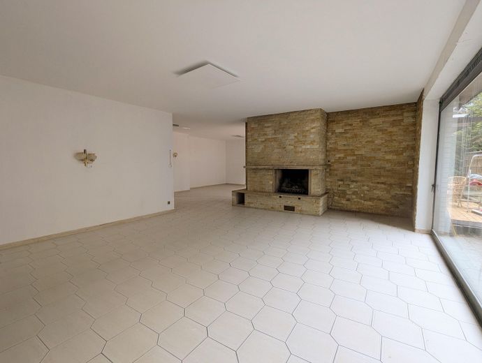 Bungalow adatto alle famiglie, vicino al centro e ben collegato – Kaminzimmer