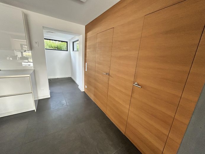 Moderna y luminosa vivienda pareada de planta abierta con jardín – Foto 4