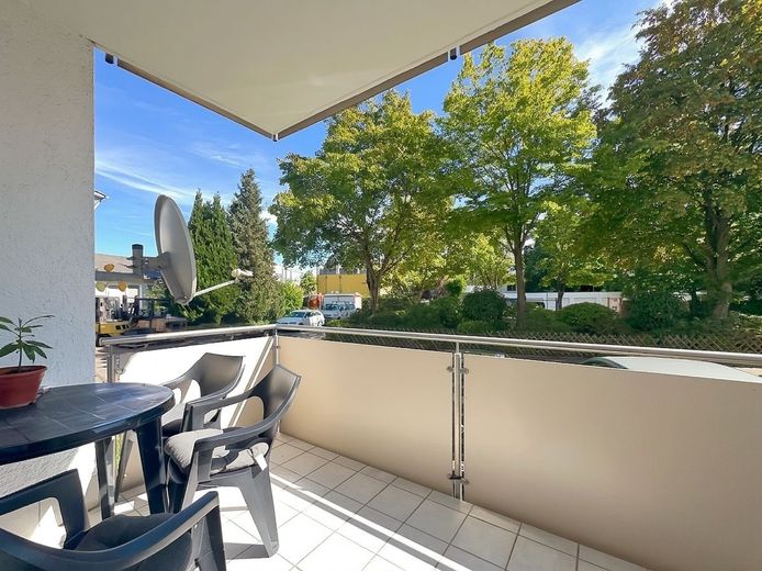 IN RUHIGER LAGE DENKENDORFS - helle hochparterre Wohnung mit Tageslichtbad, SüdbaIkon und Stellplatz – Balkon