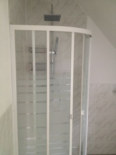3,5-kamerappartement in loftstijl met balkon, binnenstad Gotha – Duschbereich