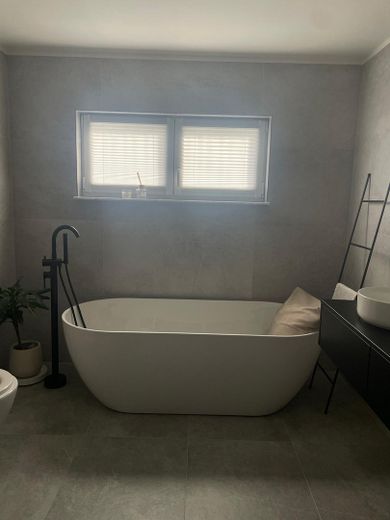Modernisiertes Zweifamilienhaus mit 263 m² Wohnfläche, attraktiver Vermietungsperspektive – Badezimmer - Haus