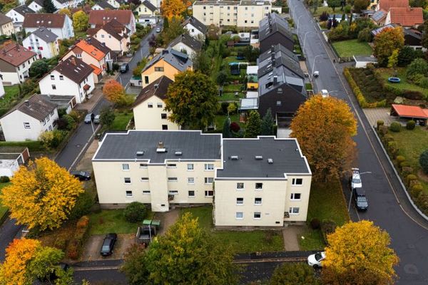 Wunsiedel’in cazip bir konut bölgesinde tamamen kiralanmış çok aileli konut kompleksi (yaklaşık 911,76 m² konut alanı)