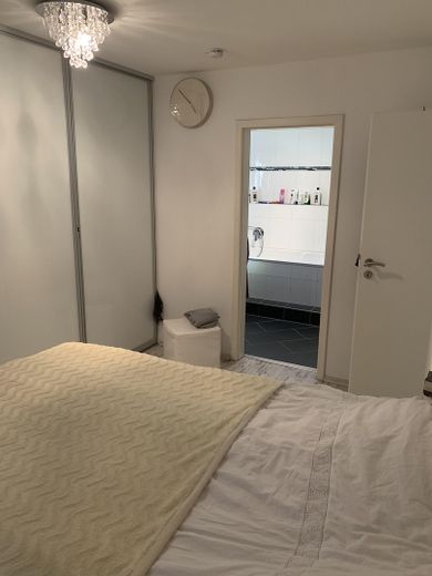 Schlafzimmer Blick zum Bad