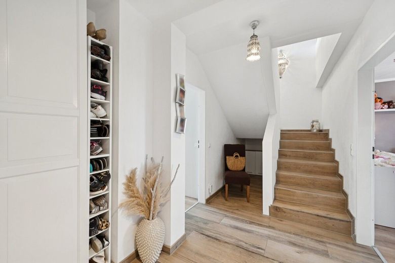 Großzügige 3-Zimmer-Maisonette in Landshut mit Loggia, Aufzug und Tiefgaragenstellplatz inklusive – Flur