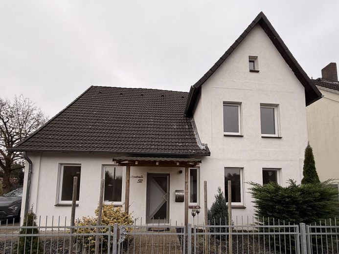 Sanierte 3-Zimmer-Wohnung mit Dachboden, Stellplatz und Gartenanteil – Außenansicht