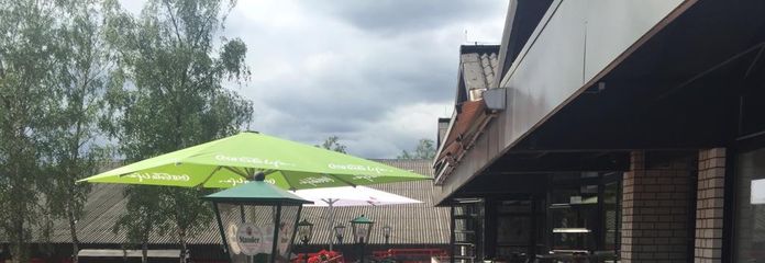 Großes Restaurant/Café mit Sonnenterrasse und zwei Kegelbahnen im Tennisclub TG 49 Bochum – Terrasse zu den Tennisplätzen