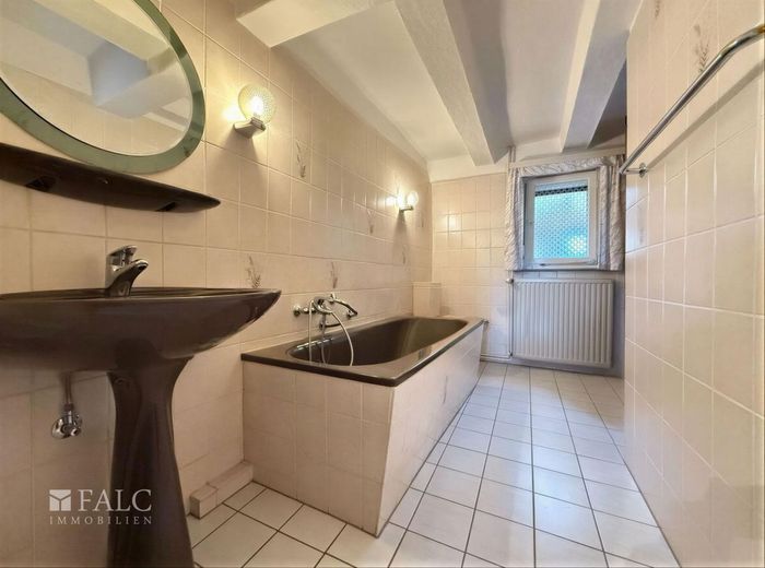 ***Blick auf die Burg Plesse - Haus mit Doppelgarage und üppiger Terrasse in Eddigehausen*** – Badezimmer EG