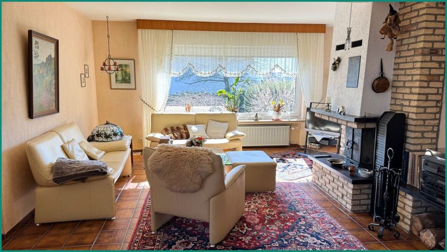 GENERATIONENHAUS MIT VIEL PLATZ IN SCHÖNER WOHNLAGE NÄHE STADTZENTRUM VON RADEVORMWALD, PROVISIONSFREI – Sitzbereich vor dem Kamin