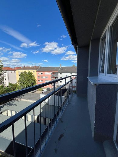 Monolocale moderno completamente ristrutturato con balcone – 03 Balkon