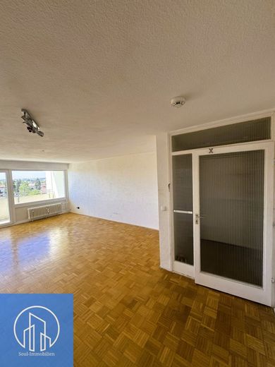 Lichtdurchflutete 3-Zimmer-Wohnung mit 3 Balkonen, Aufzug &amp; Garage - Wohnen mit Weitblick 90427 Nbg – Wohnzimmer 1.1
