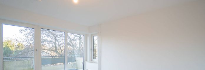 RECIÉN REFORMADO: Bonito apartamento de 2 habitaciones con BALCÓN y cocina equipada en el centro de Schnelsen – Ansicht I: Wohn- und Esszimmer