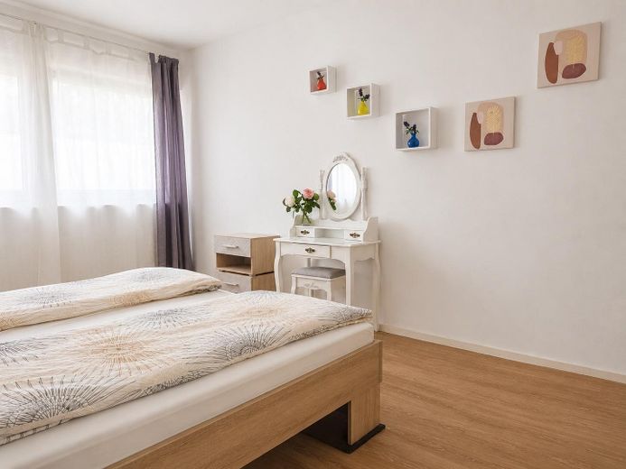 Möblierte 2 Zimmerwohnung mit Balkon in Neu Isenburg zentral – Schlafzimmer