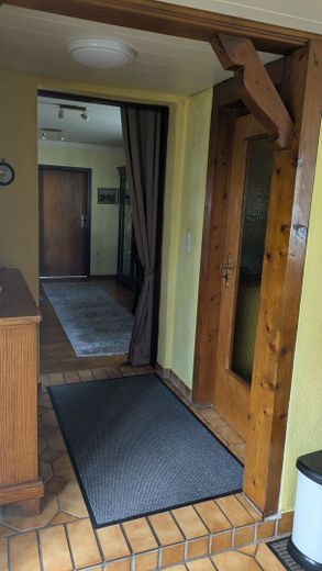 Gepflegtes Zweifamilienhaus mit großem Garten, Garagen und vielfältigen Nutzungsmöglichkeiten – Speisekammer EG