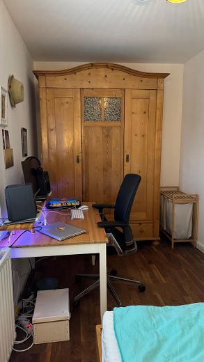 Schlafen und arbeiten.