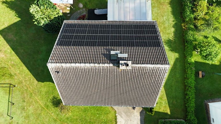 Einziehen und Wohlfühlen: Gepflegtes Einfamilienhaus mit Traumblick und moderner PV-Anlage in Teuschnitz OT Haßlach – Ansicht Dach mit Photovoltaik