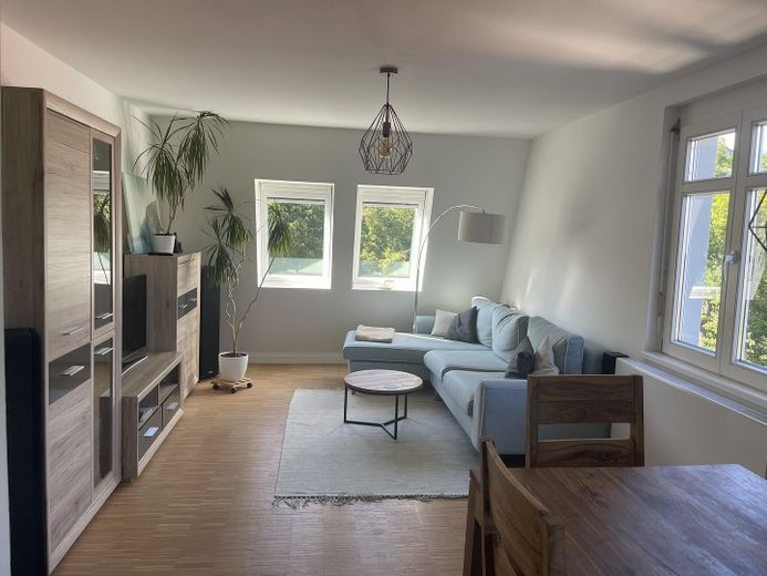 Apartamento de 3,5 habitaciones en Stuttgart-West | Dúplex Kräherwald con balcón y galería – Wohnzimmer 1