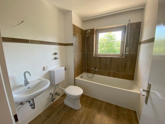 Top- Lage, schöne, ca. 53 qm Wohnung, 2 Zi.+je 1 Balkon+alle Räume mit Fenster – Bad