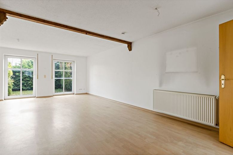 Charmantes Reihenmittelhaus mit viel Platz, Keller und Garten in gefragter Lage von Zwintschöna – Wohnzimmer