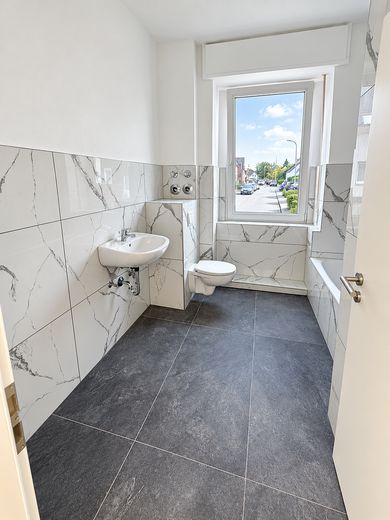 Nach WEG aufgeteiltes MFH, 4 Wohneinheiten, 2 vermietet, 1 frisch renoviert – EG - Badezimmer