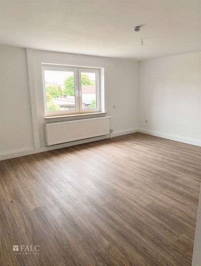 Provisionsfrei!!! Renovierte 6-Zimmer-Maisonettewohnung in einem Dreifamilienhaus zu vermieten! – Wohnzimmer