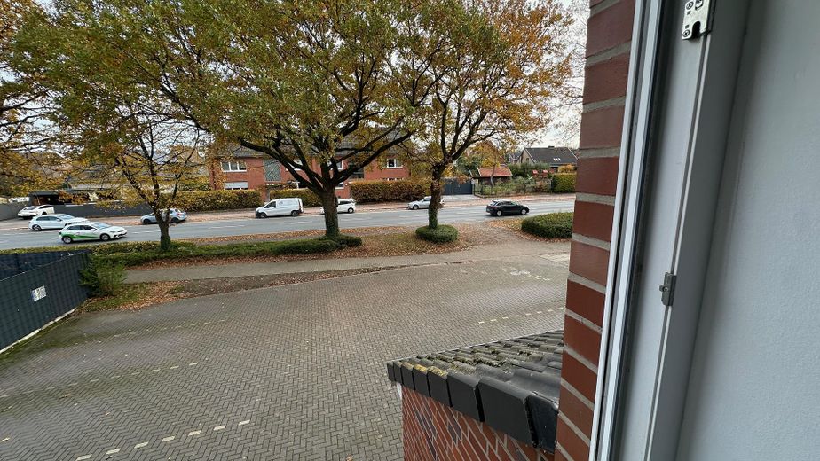 Blick aus Küche auf Parkfläche