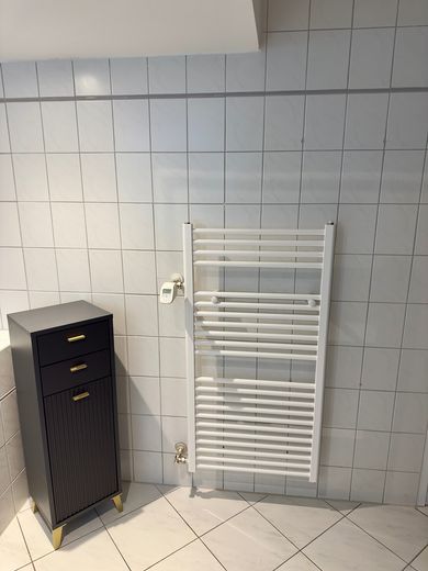 Voll ausgestattete helle Wohnung & Parkplatz im Souterrain mit Whirlpool & Garten – Foto 16