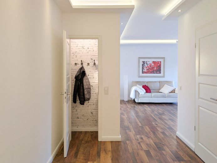 105m² klimatisierte Dachgeschosswohnung in Berlin-Friedenau – Flur mit Garderobe