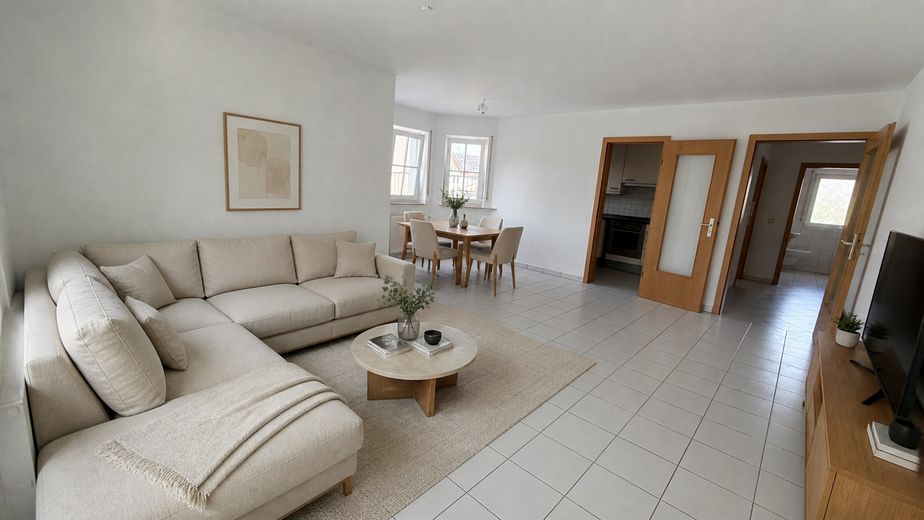 Appartamento di 3,5 locali. Piano terra, terrazza, posto auto + garage interrato. Privo di barriere, senza provvigione, da privato, senza agenzia – Wohnzimmer (mit KI möbliert)