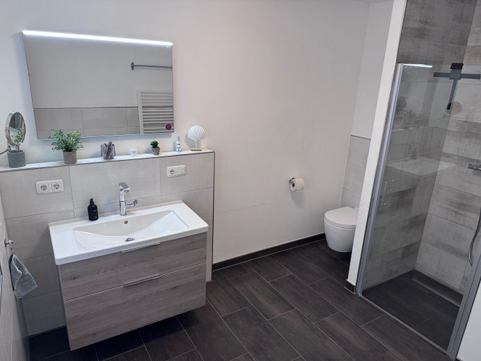Einzigartige Gartenwohnung in München – Großes Bad - Übersicht 3