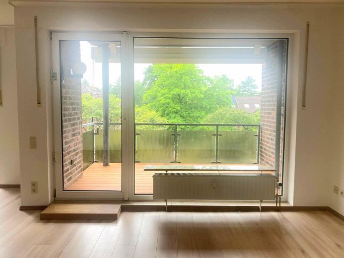 Wohnbereich mit Balkonansicht