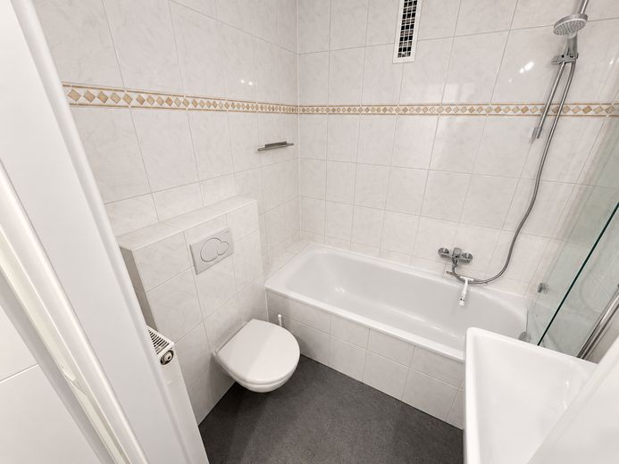 Rénové & charges tout compris : appartement meublé avec une excellente desserte par les transports en commun – Photo 12