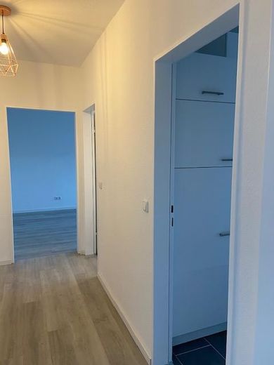 Francoforte Niederrad: Bellissimo appartamento di 2 locali con balcone – Diele re. Küche geradeaus SZ