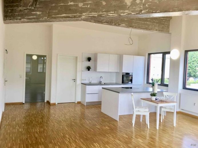Herzlich Willkommen im Kelsterbacher SEIDENHAUS!
Stylischer Industrie-Loftbau-Höchster Wohnkomfort – Foto 1