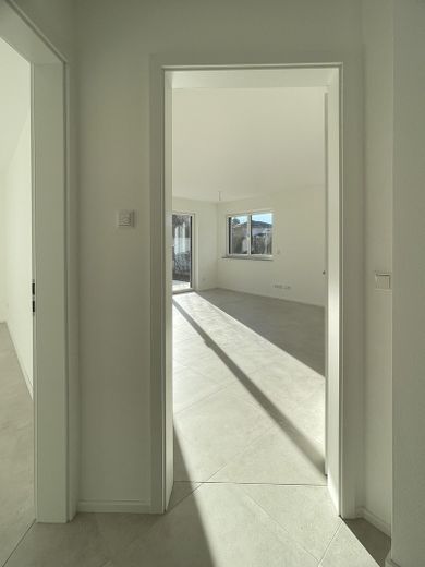 4-комнатная квартира на двух уровнях, в отличном состоянии, первый этаж с участком сада, непосредственно в Альтомюнстере – Blick ins Wohn-Ess-Zimmer