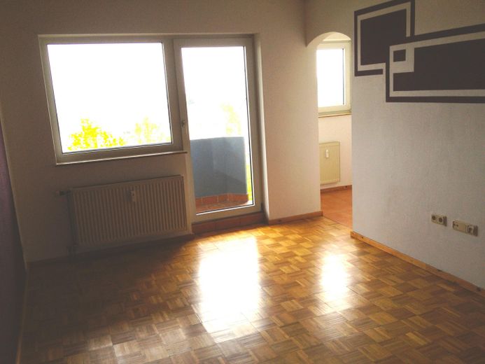 64 m2 Maisonette mit Blick über Bad Kreuznach zu verkaufen – Wohnzimmer mit Balkon