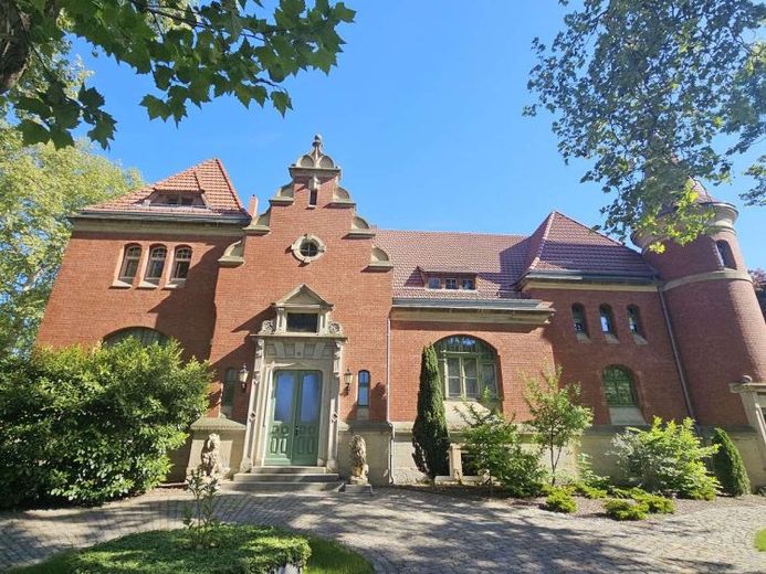 Bedrijven opgelet! Uw nieuwe kantoorgebouw van 715m² met historische charme! – Foto 1