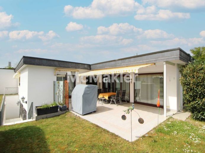 Großzügiger Bungalow mit sep. Einliegerwohnung, Garten und 2 Terrassen in Feldrandlage – Foto 1