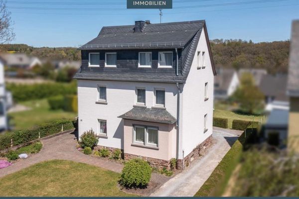Großzügiges Ein- bis Zweifamilienhaus auf beeindruckendem Grundstück mit Garage