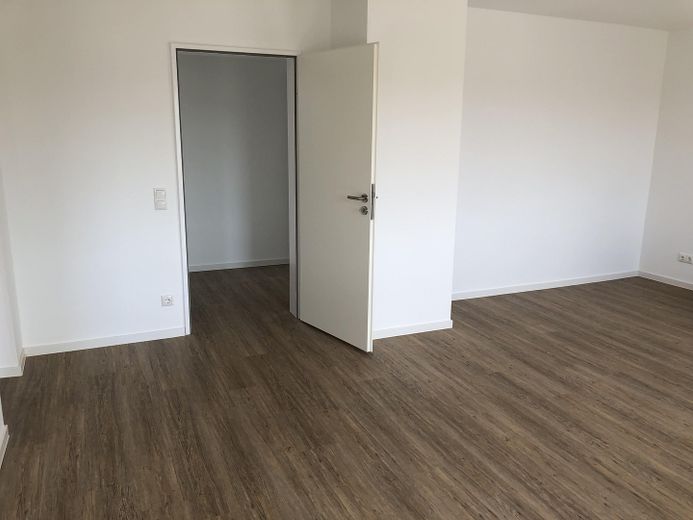 Erstbezug nach Komplettsanierung; schöne DG-Whg. mit EBK in energetisch saniertem Haus – Wohn-/Schlafraum Richt. Flur