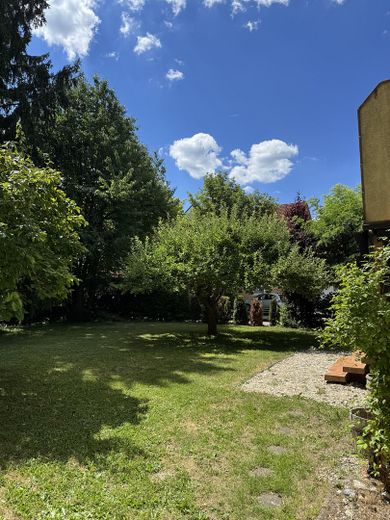 Zentrumsnah: Wohnhaus mit Galerie/Atelier, Einlieger-App.  & traumh. Naturgarten (834 qm) – Seitl. Gartenansicht