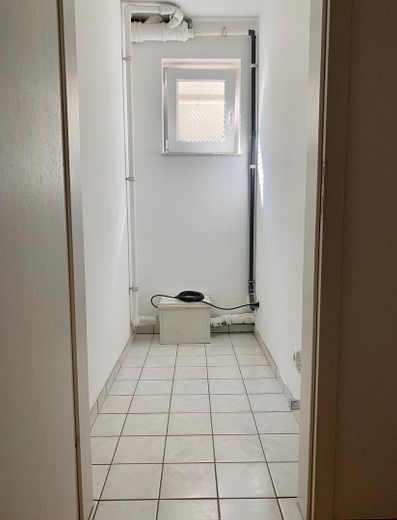 Apartamento de 1 habitación en Moselweiß con cocina y plaza de aparcamiento – Abstellraum