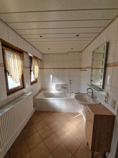 Geräumige Doppelhaushälfte mit großem Garten in ruhiger Lage von Düren-Merken – ab dem 01.11.2026 – 1 . OG Badezimmer 1.1