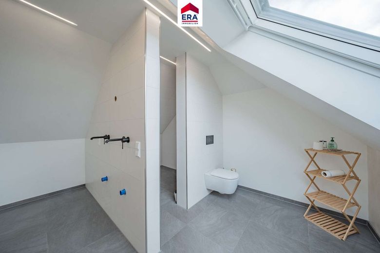 Modernisierte Maisonette-Wohnung im Herzen von Ludwigsburg – Badezimmer oben