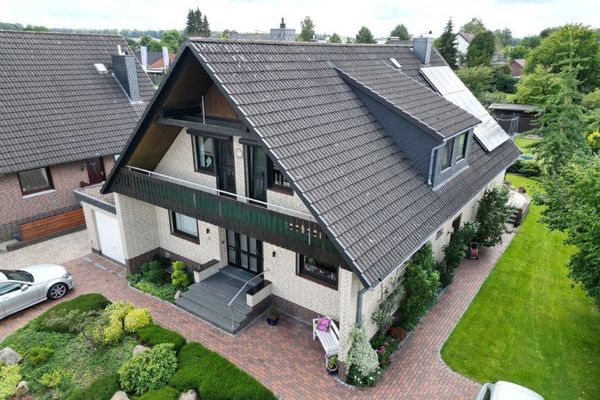 Exclusive House with Garage and Three Parking Spaces