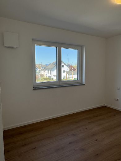 Sonnige 4-Zimmer Wohnung // Garten, EBK und hohen Decken // Neubau in Langenbach – Schlafraum/Wohnraum 2