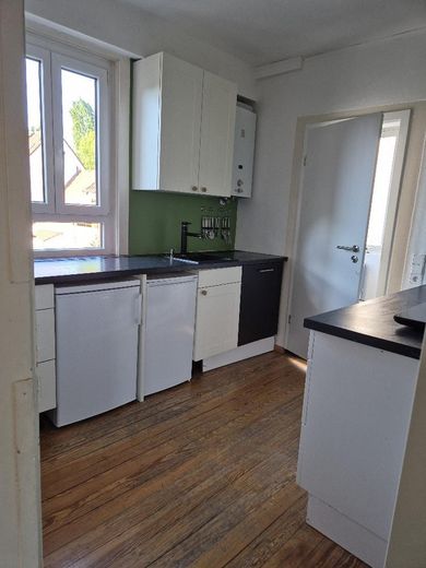 WG-Zimmer 19 m² | möbliert auf Wunsch | Löwenmarkt Stgt-Weilimdorf | 540 € warm – Küche links neue Spülmaschine