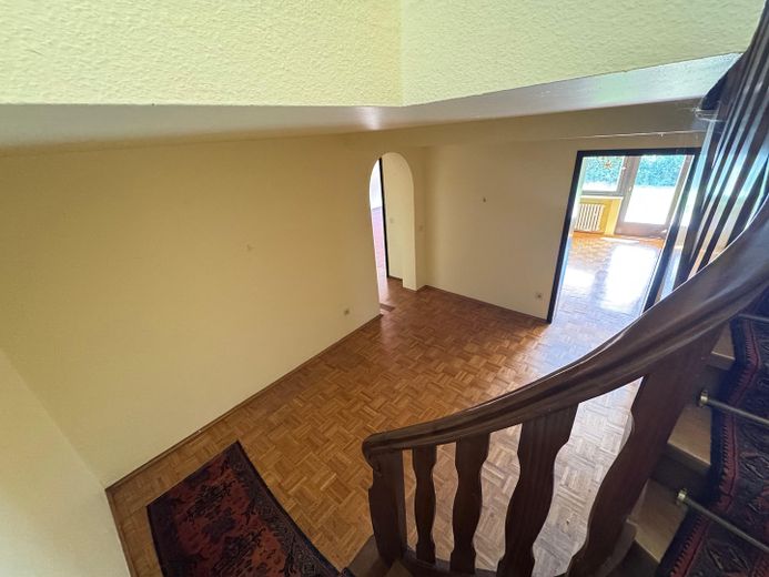 Großzügiges Einfamilienhaus mit Fernblick – Flur Untergeschoss