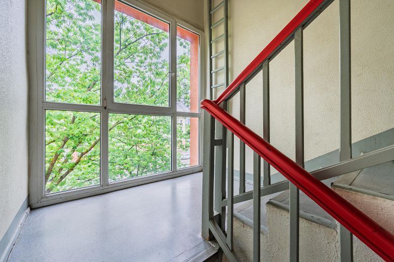 2 Zimmer in Prenzlauer Berg – bezugsfrei, provisionsfrei & renoviert – Treppenhaus